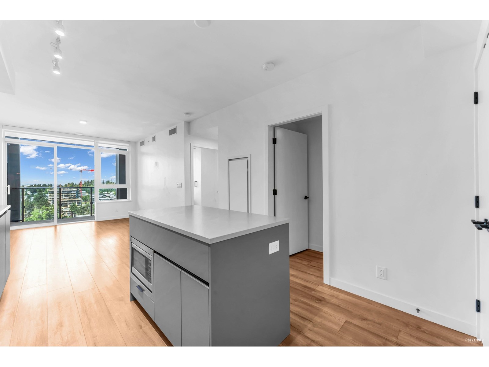 1712 10448 University Drive, Surrey, British Columbia  V3T 0S7 - Photo 2 - R3025713