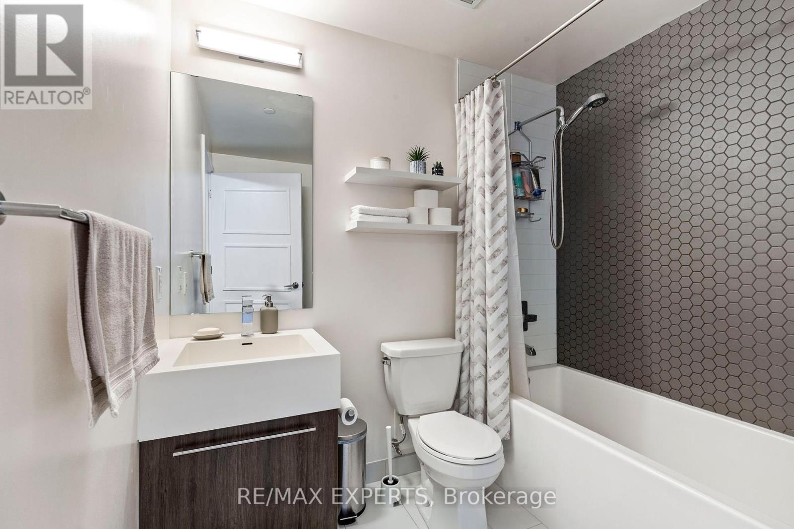 304 - 1 Neighbourhood Lane, Toronto (Stonegate-Queensway), Ontario  M8Y 0C2 - Photo 12 - W12282102