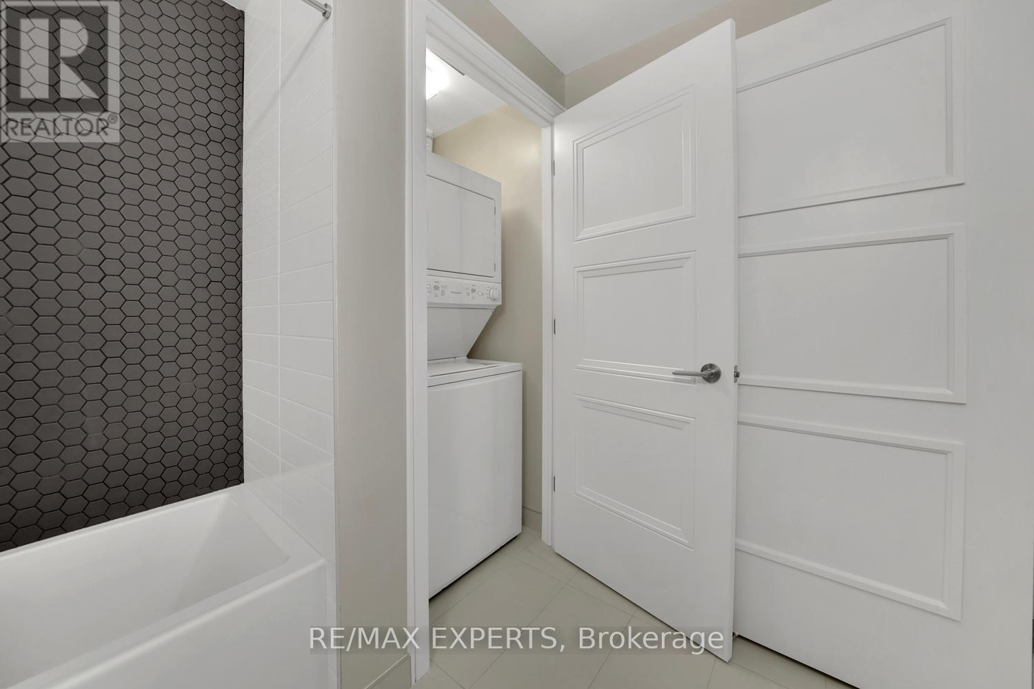 304 - 1 Neighbourhood Lane, Toronto (Stonegate-Queensway), Ontario  M8Y 0C2 - Photo 13 - W12282102