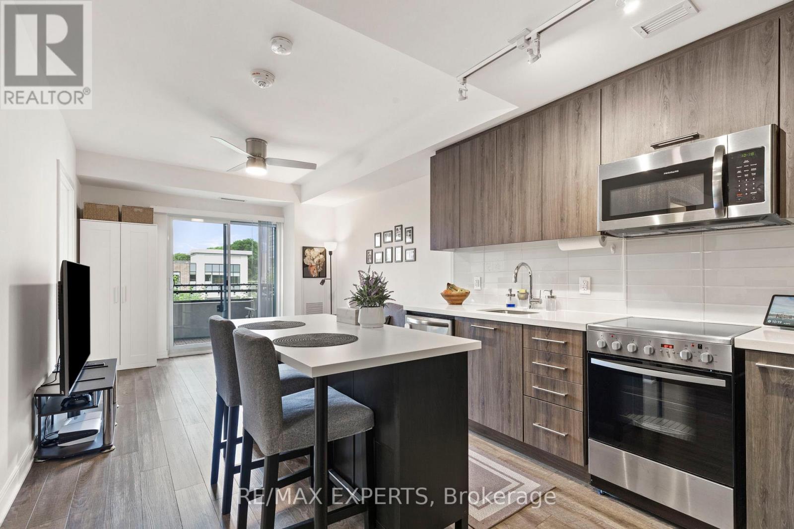 304 - 1 Neighbourhood Lane, Toronto (Stonegate-Queensway), Ontario  M8Y 0C2 - Photo 4 - W12282102