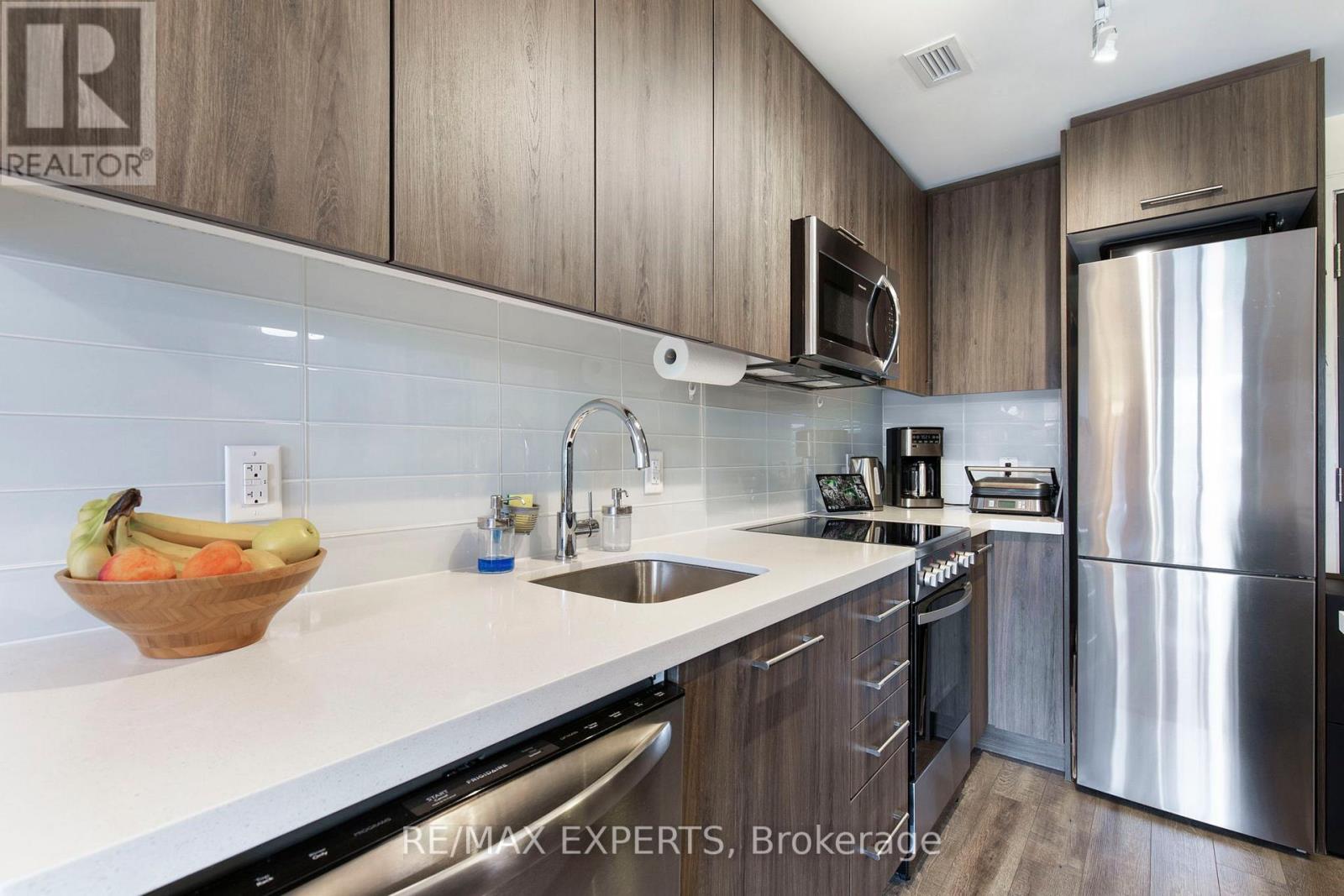 304 - 1 Neighbourhood Lane, Toronto (Stonegate-Queensway), Ontario  M8Y 0C2 - Photo 5 - W12282102