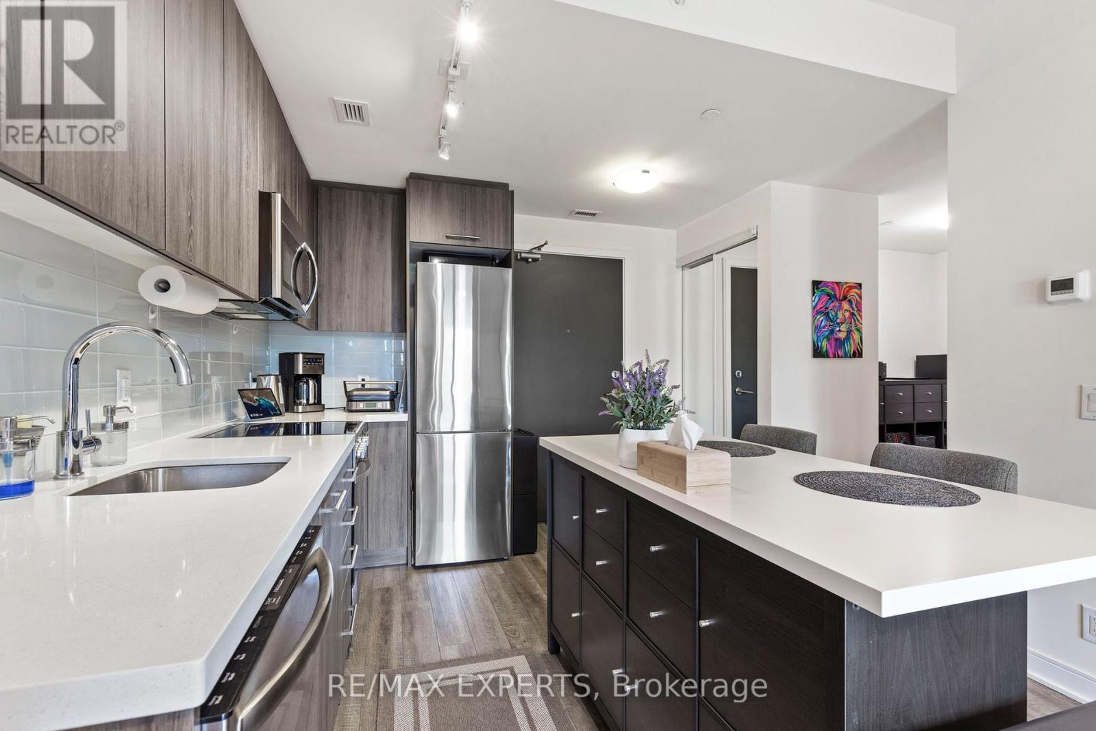 304 - 1 Neighbourhood Lane, Toronto (Stonegate-Queensway), Ontario  M8Y 0C2 - Photo 6 - W12282102