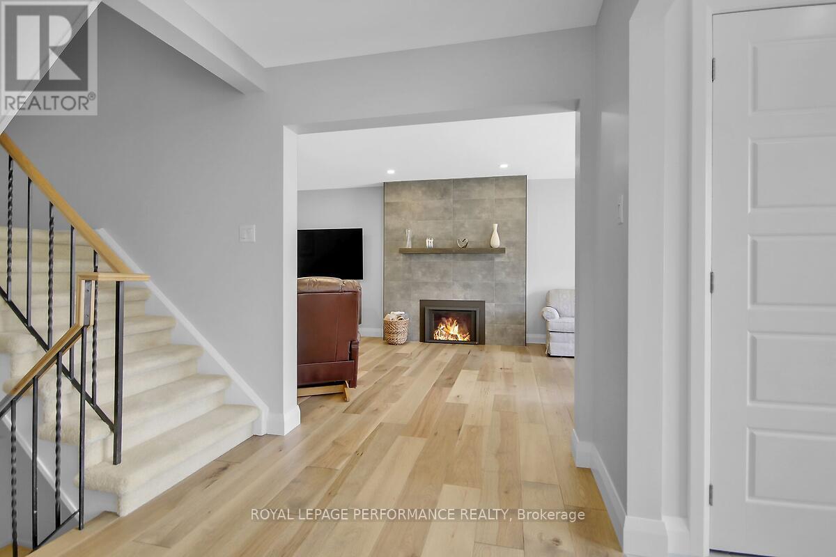 6343 Viseneau Drive, Ottawa, Ontario  K1C 2G8 - Photo 12 - X12282123