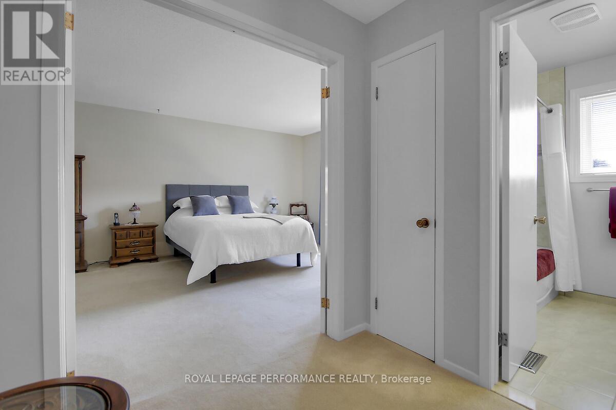 6343 Viseneau Drive, Ottawa, Ontario  K1C 2G8 - Photo 17 - X12282123