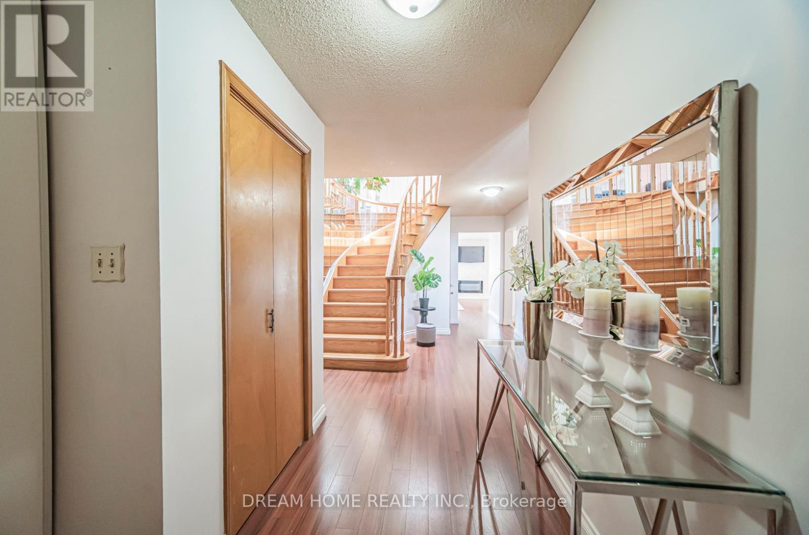 Property at 33 LANSBURY DRIVE image 3