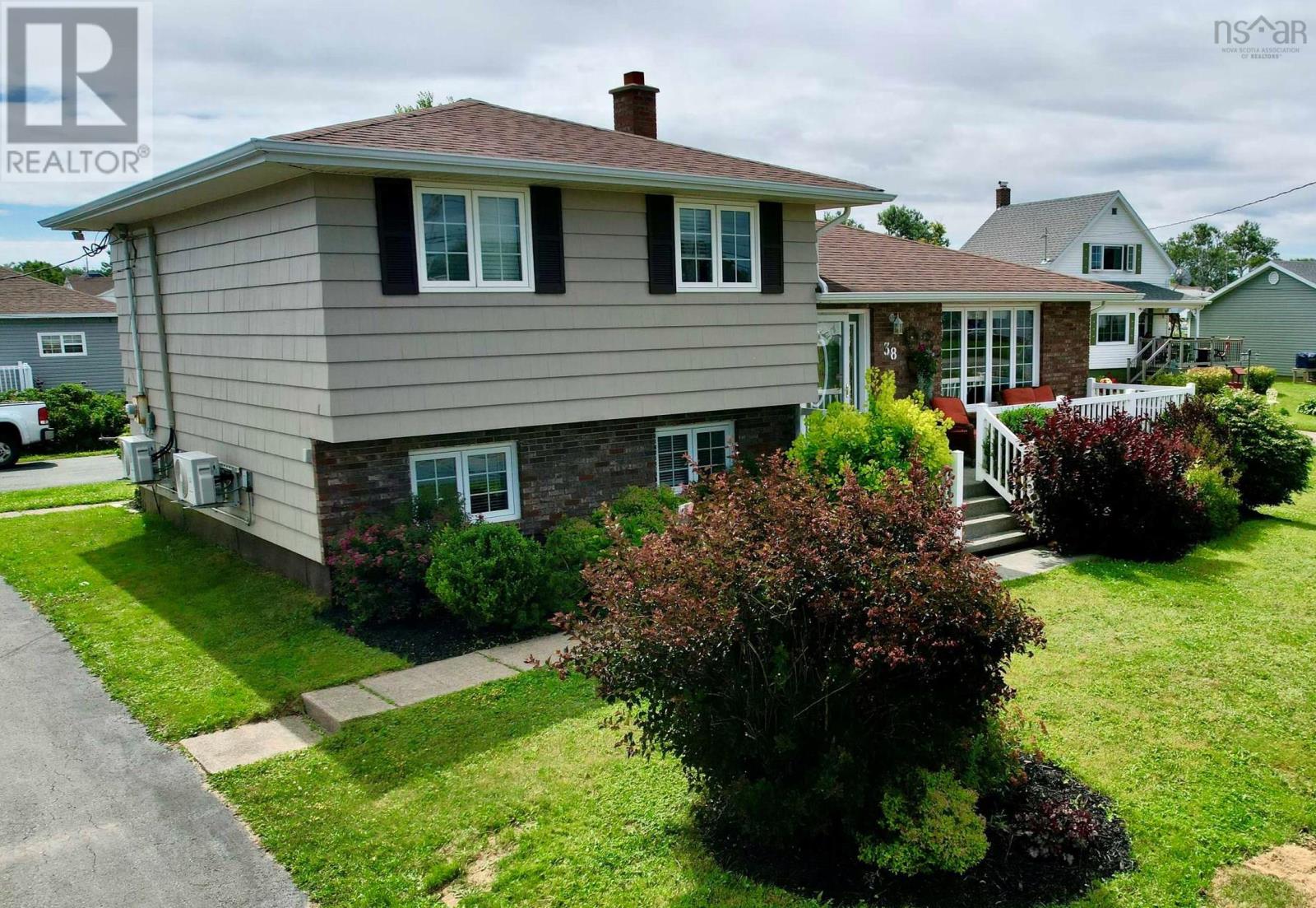 38 Water Street, Glace Bay, Nova Scotia  B1A 1R3 - Photo 3 - 202505510