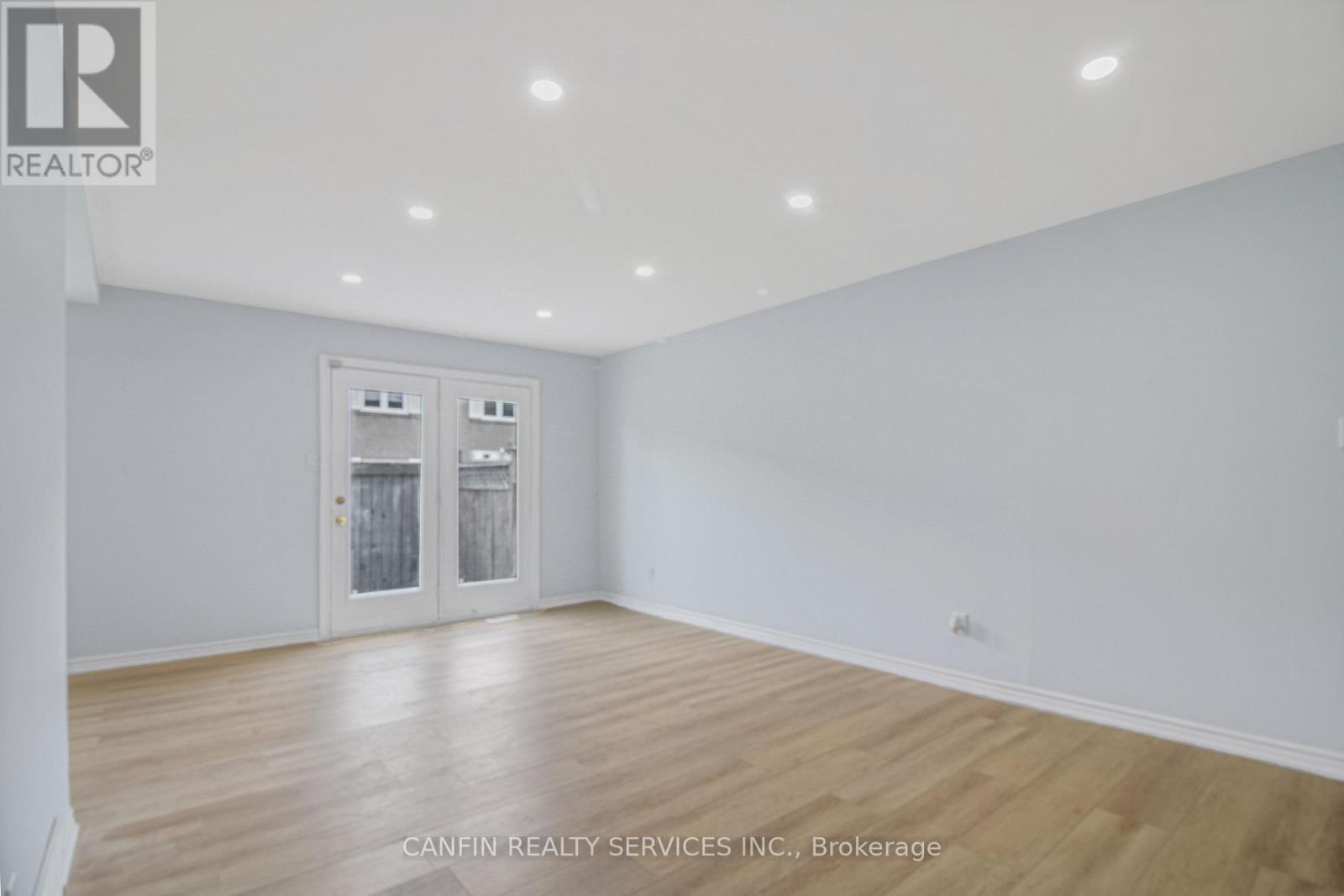 Property at 212 - 212 TOWN HOUSE CRESCENT image 3