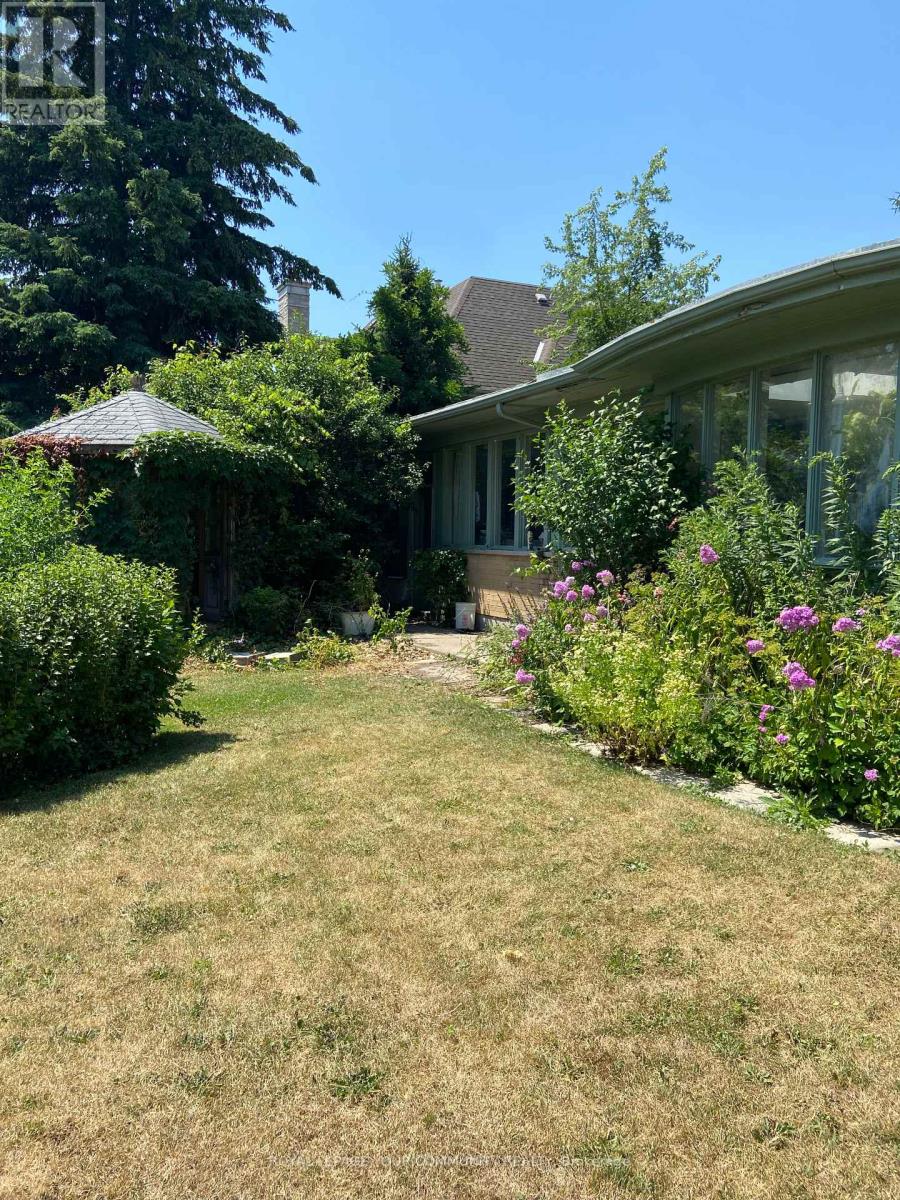 219 Arnold Avenue, Vaughan, Ontario  L4J 1C1 - Photo 3 - N12281851