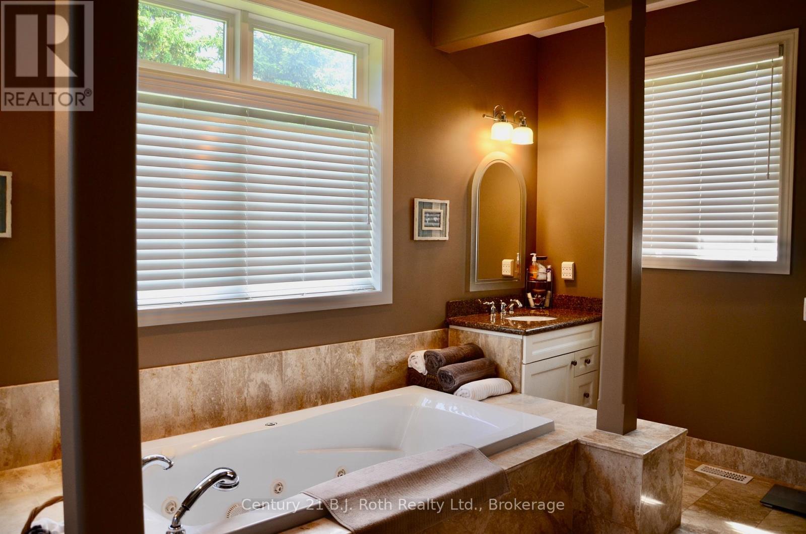 1057 Hurlwood Lane Lane, Severn, Ontario  L3V 6H4 - Photo 19 - S12179059