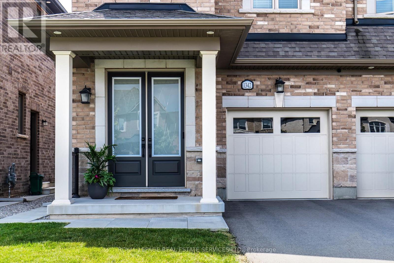 1342 Farmstead Drive, Milton, Ontario  L9E 1K9 - Photo 2 - W12282318