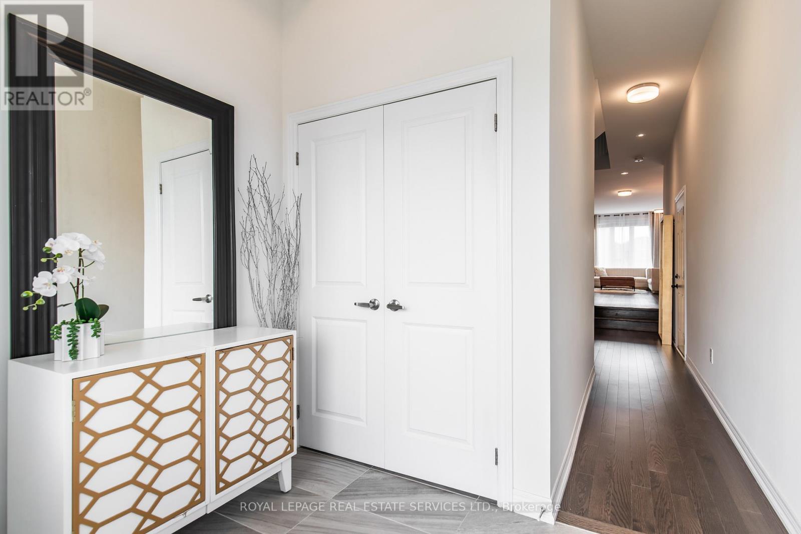 1342 Farmstead Drive, Milton, Ontario  L9E 1K9 - Photo 3 - W12282318