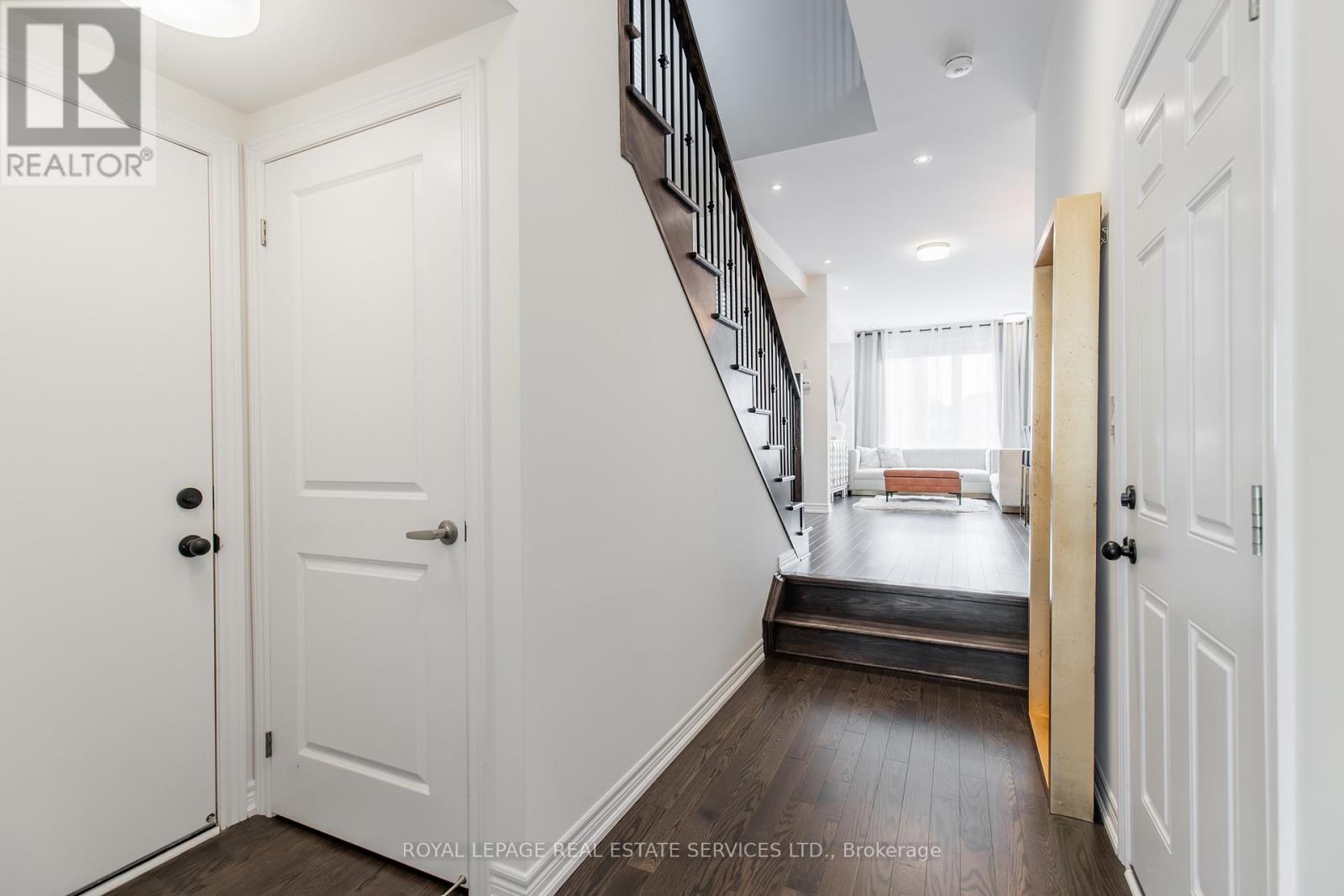 1342 Farmstead Drive, Milton, Ontario  L9E 1K9 - Photo 4 - W12282318