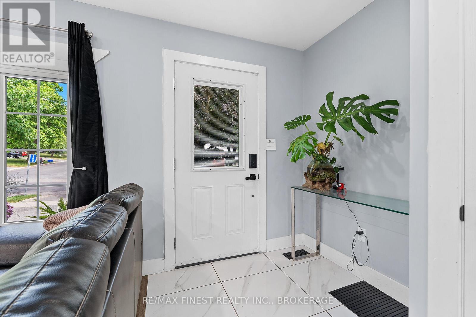 Property at 208 SUTHERLAND DRIVE image 3