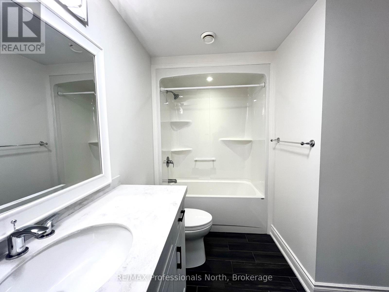 204 - 4 Lake Avenue, Dysart Et Al, Ontario  K0M 1S0 - Photo 11 - X12282559