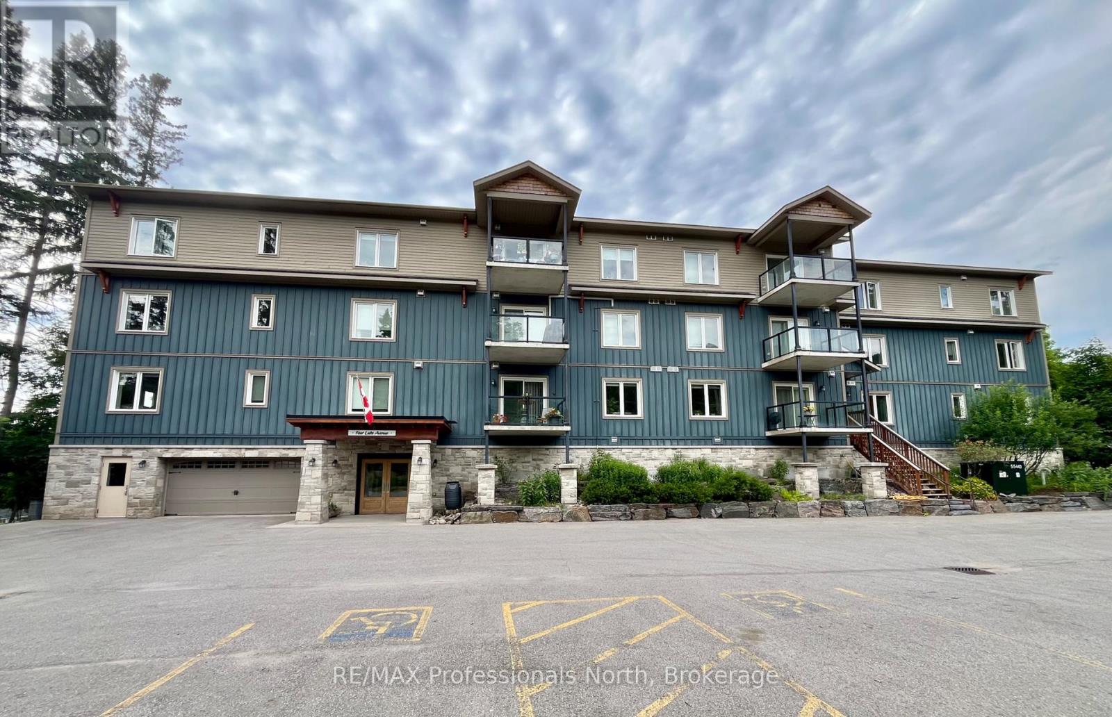204 - 4 Lake Avenue, Dysart Et Al, Ontario  K0M 1S0 - Photo 2 - X12282559