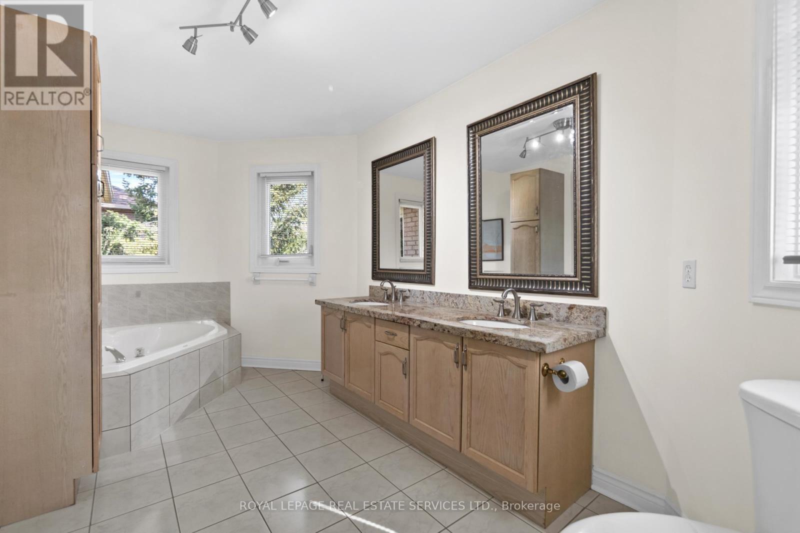 1074 Bradbury Chase, Mississauga, Ontario  L5V 1J7 - Photo 25 - W12282552