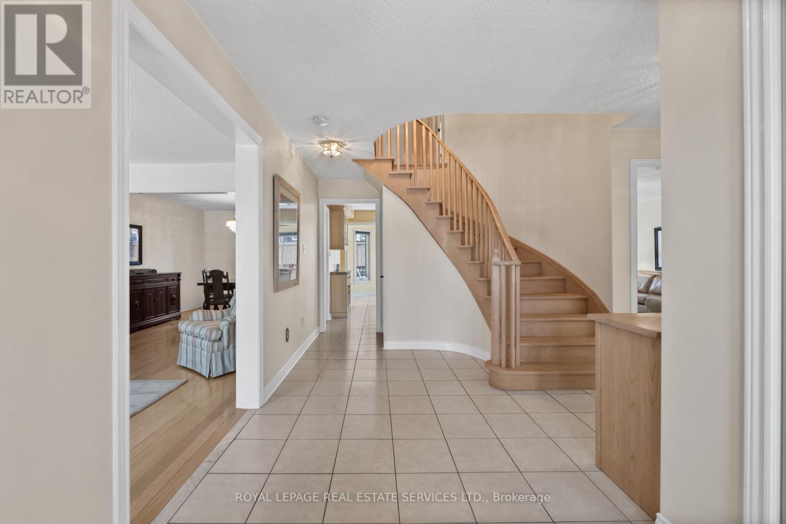 1074 Bradbury Chase, Mississauga, Ontario  L5V 1J7 - Photo 6 - W12282552