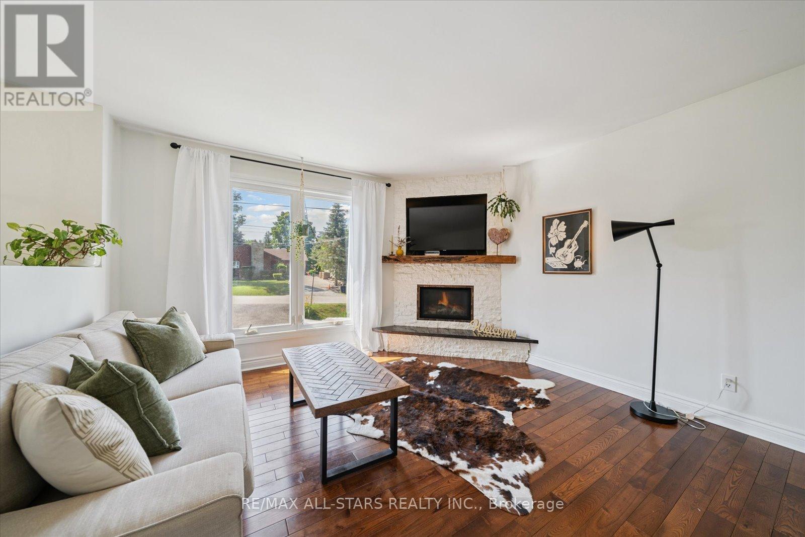 Property at 304 ANNSHIELA DRIVE image 3