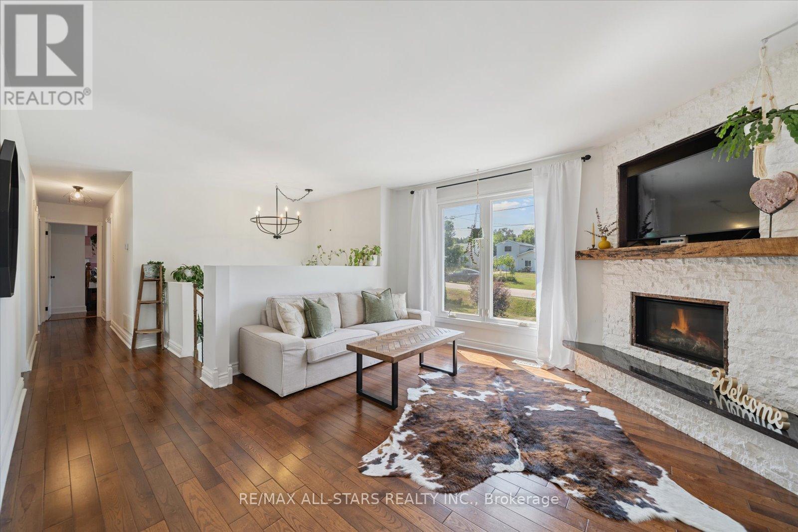 Property at 304 ANNSHIELA DRIVE image 4