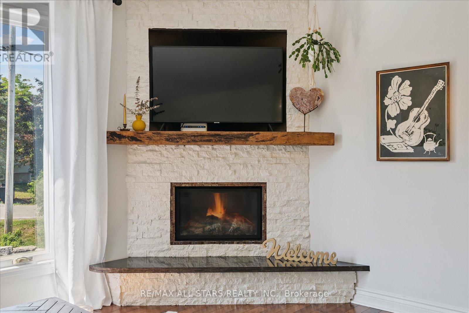 Property at 304 ANNSHIELA DRIVE image 5