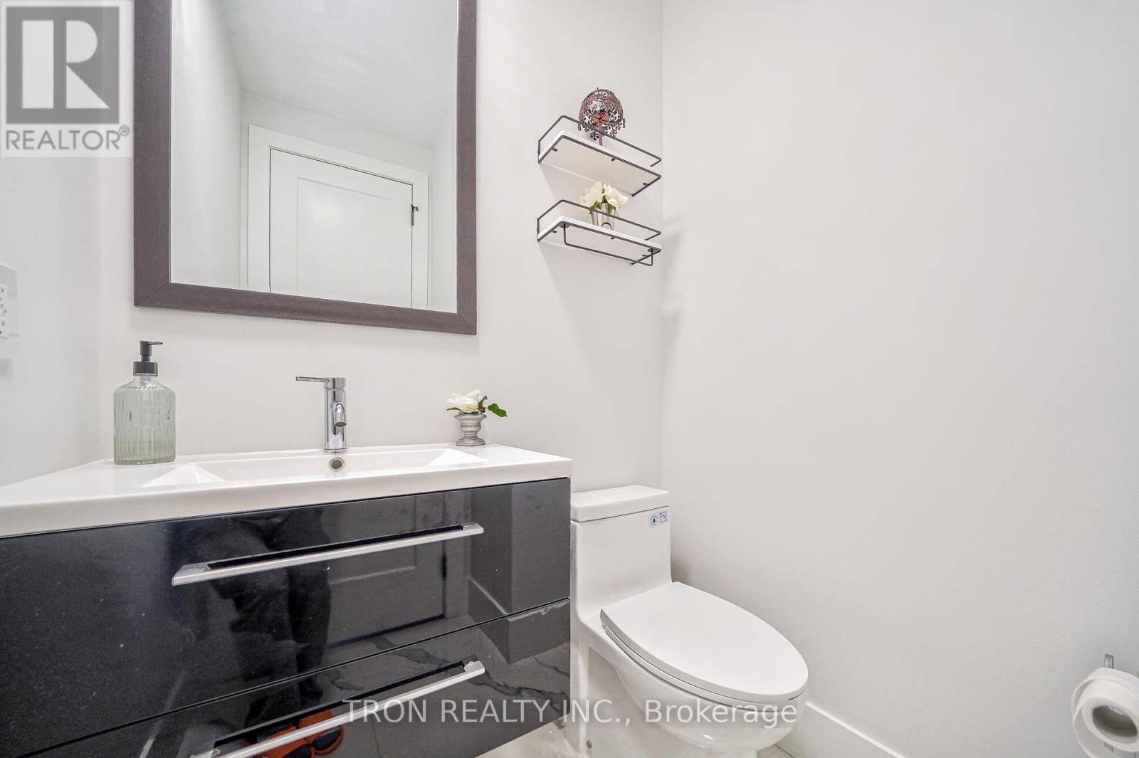 38 Uno Drive, Toronto, Ontario  M8Z 3N8 - Photo 11 - W12282786