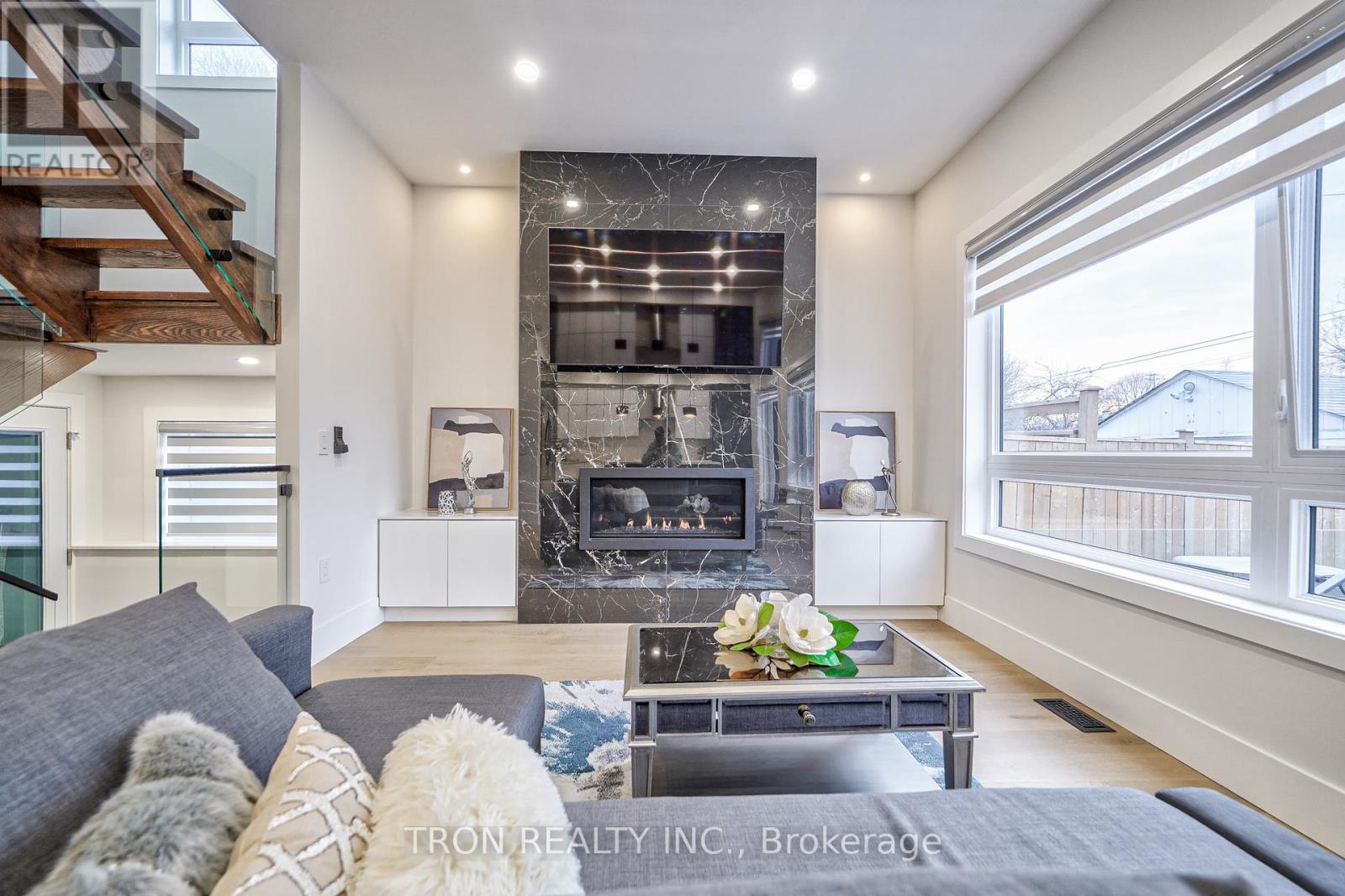 38 Uno Drive, Toronto, Ontario  M8Z 3N8 - Photo 13 - W12282786
