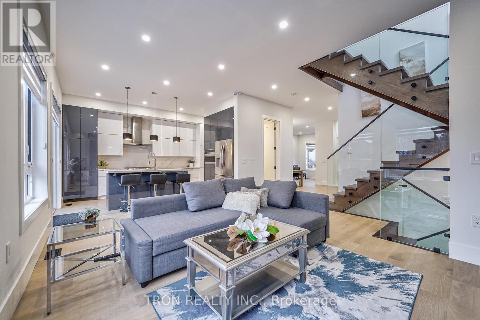 38 Uno Drive, Toronto, Ontario  M8Z 3N8 - Photo 15 - W12282786
