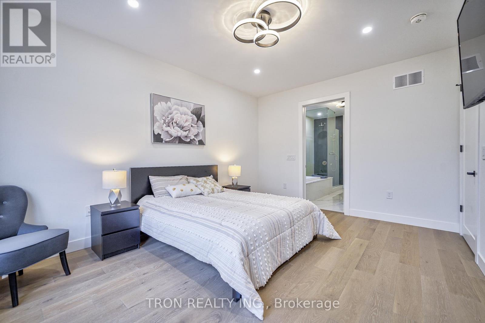 38 Uno Drive, Toronto, Ontario  M8Z 3N8 - Photo 21 - W12282786
