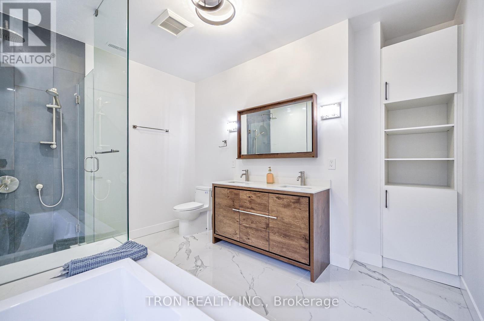 38 Uno Drive, Toronto, Ontario  M8Z 3N8 - Photo 23 - W12282786