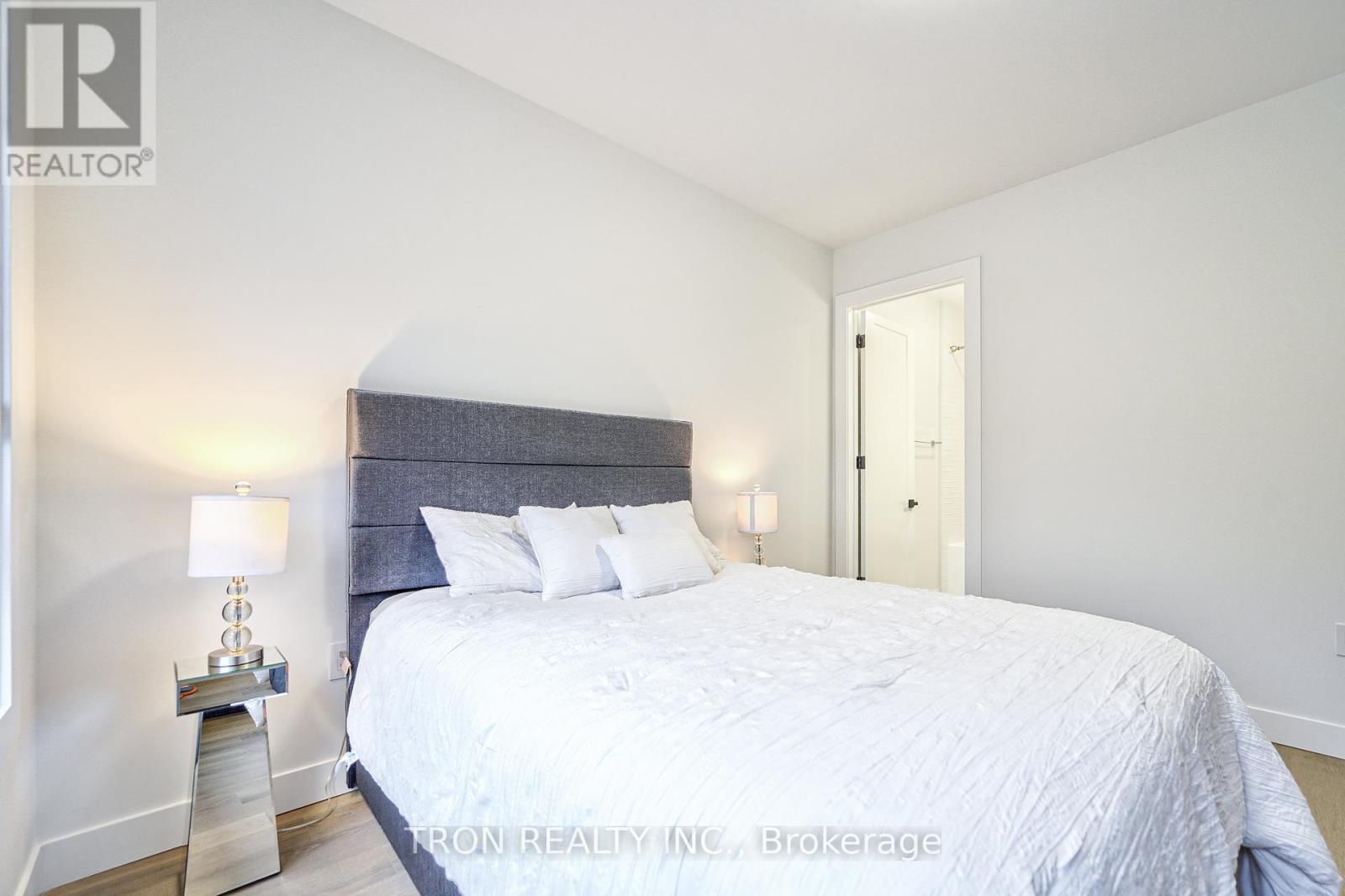 38 Uno Drive, Toronto, Ontario  M8Z 3N8 - Photo 26 - W12282786