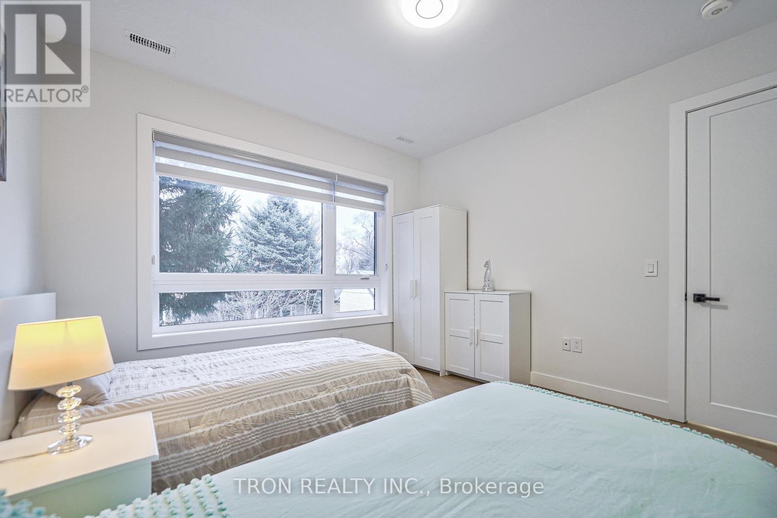 38 Uno Drive, Toronto, Ontario  M8Z 3N8 - Photo 30 - W12282786