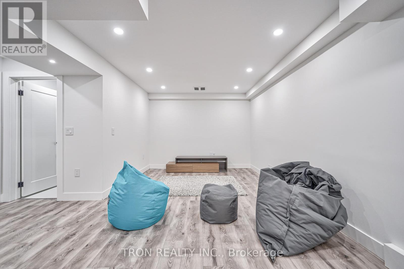 38 Uno Drive, Toronto, Ontario  M8Z 3N8 - Photo 35 - W12282786