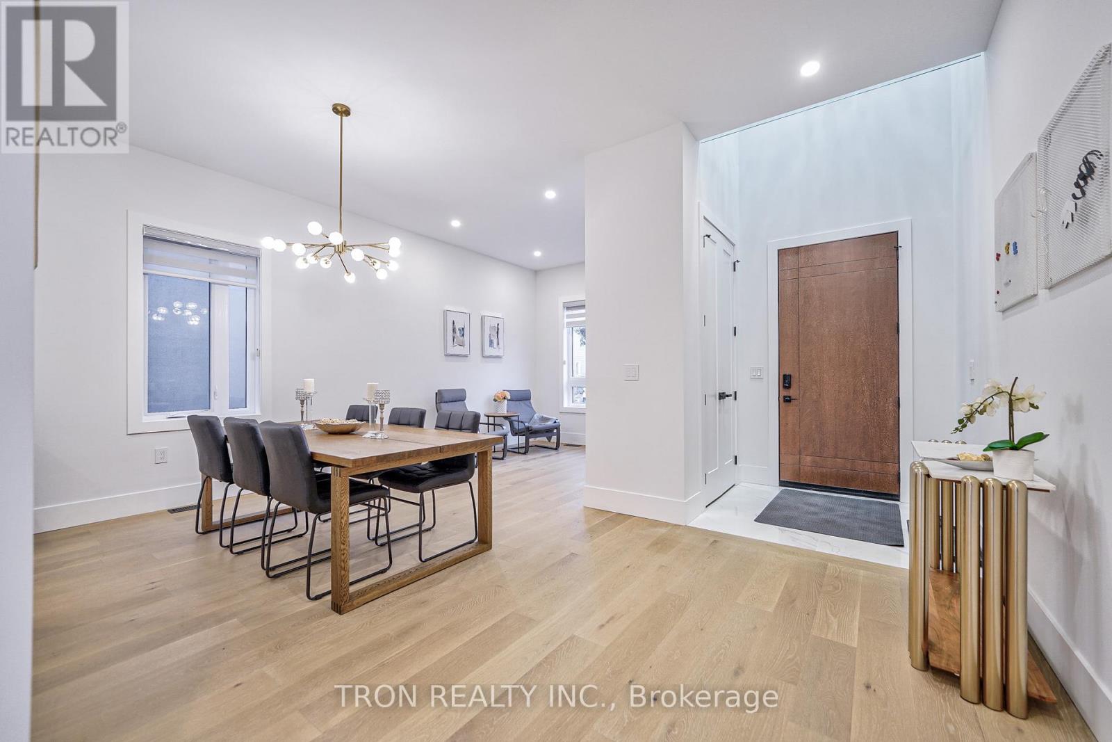 38 Uno Drive, Toronto, Ontario  M8Z 3N8 - Photo 6 - W12282786