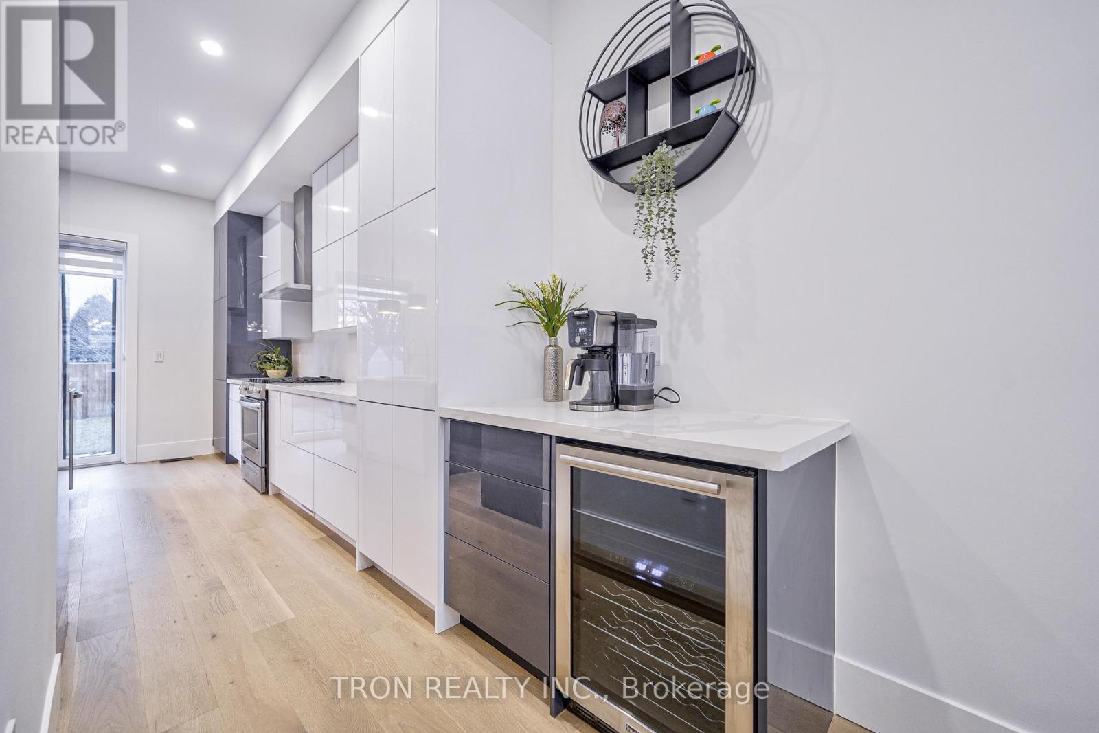 38 Uno Drive, Toronto, Ontario  M8Z 3N8 - Photo 9 - W12282786