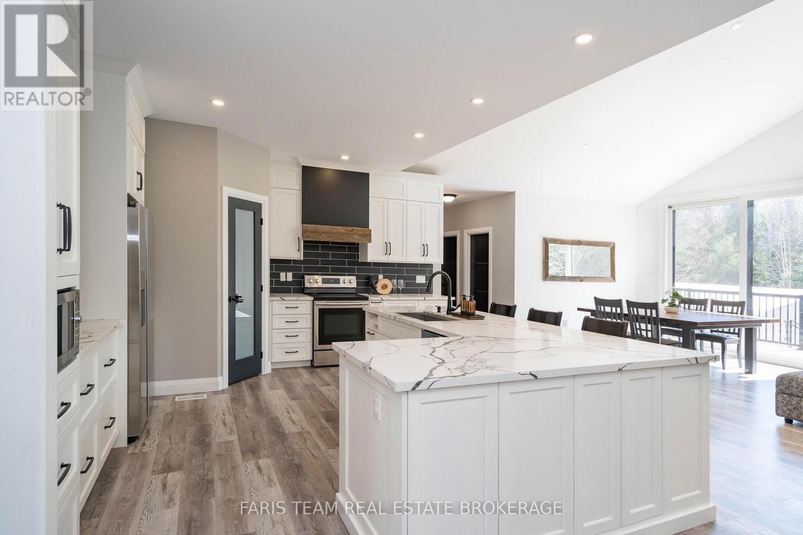 151 Mount Saint Louis Road E, Oro-Medonte, Ontario  L0K 1E0 - Photo 6 - S12282826