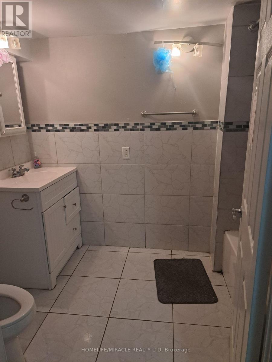 9 Talbot Street, Brampton (Brampton West), Ontario  L6X 2P4 - Photo 10 - W12282817