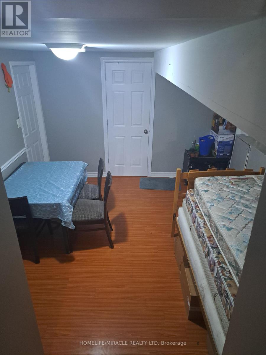 9 Talbot Street, Brampton (Brampton West), Ontario  L6X 2P4 - Photo 11 - W12282817
