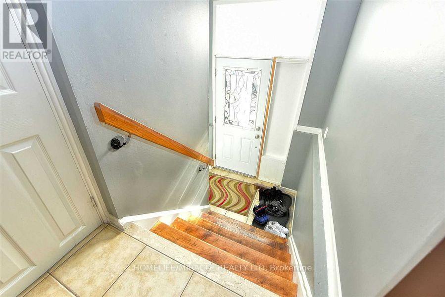 9 Talbot Street, Brampton (Brampton West), Ontario  L6X 2P4 - Photo 12 - W12282817