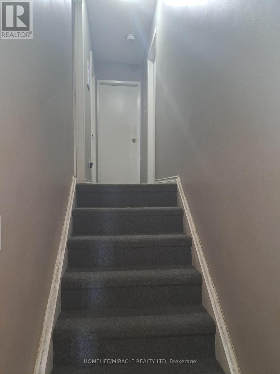 9 Talbot Street, Brampton (Brampton West), Ontario  L6X 2P4 - Photo 13 - W12282817