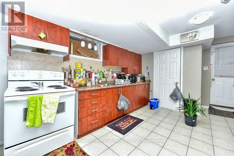 9 Talbot Street, Brampton (Brampton West), Ontario  L6X 2P4 - Photo 4 - W12282817