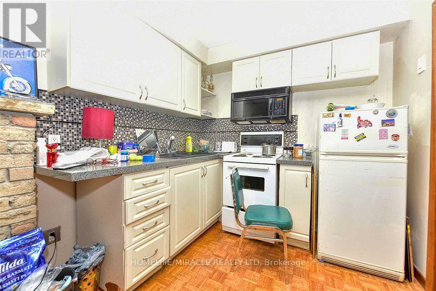 9 Talbot Street, Brampton (Brampton West), Ontario  L6X 2P4 - Photo 5 - W12282817
