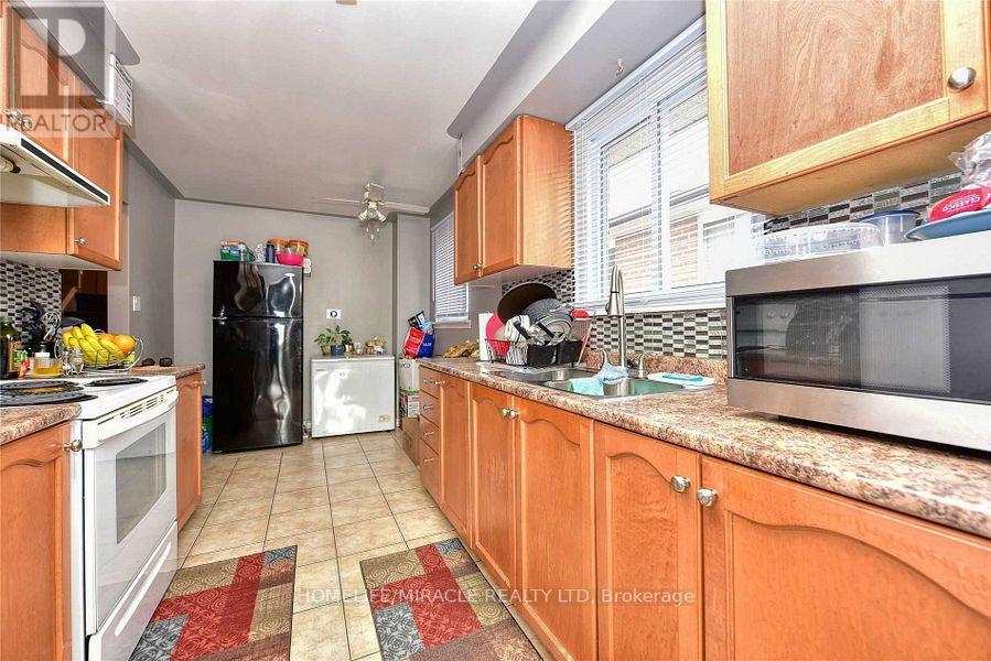 9 Talbot Street, Brampton (Brampton West), Ontario  L6X 2P4 - Photo 6 - W12282817