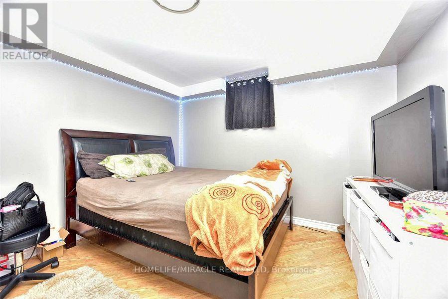 9 Talbot Street, Brampton (Brampton West), Ontario  L6X 2P4 - Photo 7 - W12282817