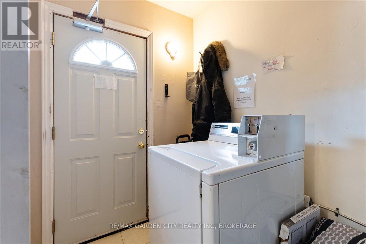 43 York Street, St. Catharines, Ontario  L2R 6C2 - Photo 11 - X12283294