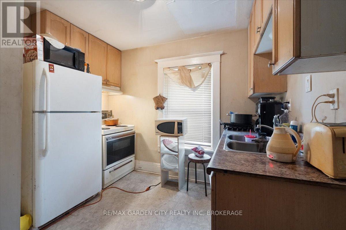 43 York Street, St. Catharines, Ontario  L2R 6C2 - Photo 14 - X12283294