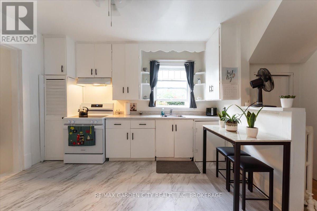 43 York Street, St. Catharines, Ontario  L2R 6C2 - Photo 5 - X12283294