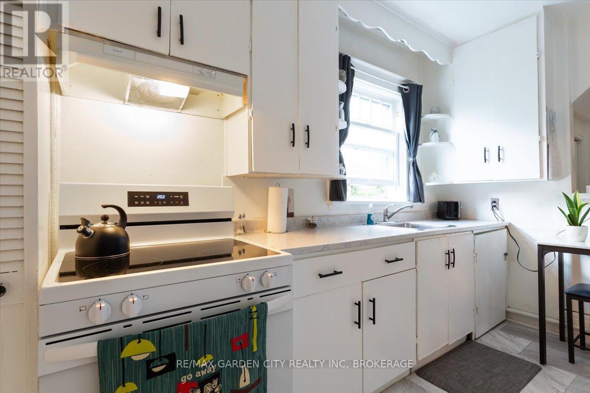 43 York Street, St. Catharines, Ontario  L2R 6C2 - Photo 6 - X12283294