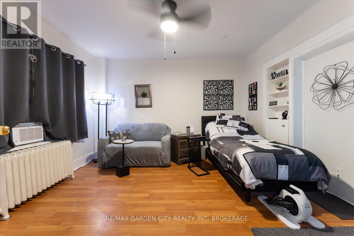43 York Street, St. Catharines, Ontario  L2R 6C2 - Photo 7 - X12283294