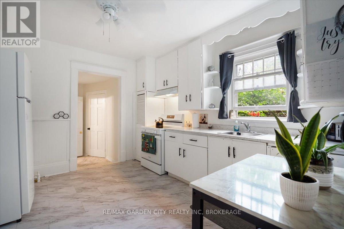 43 York Street, St. Catharines, Ontario  L2R 6C2 - Photo 9 - X12283294