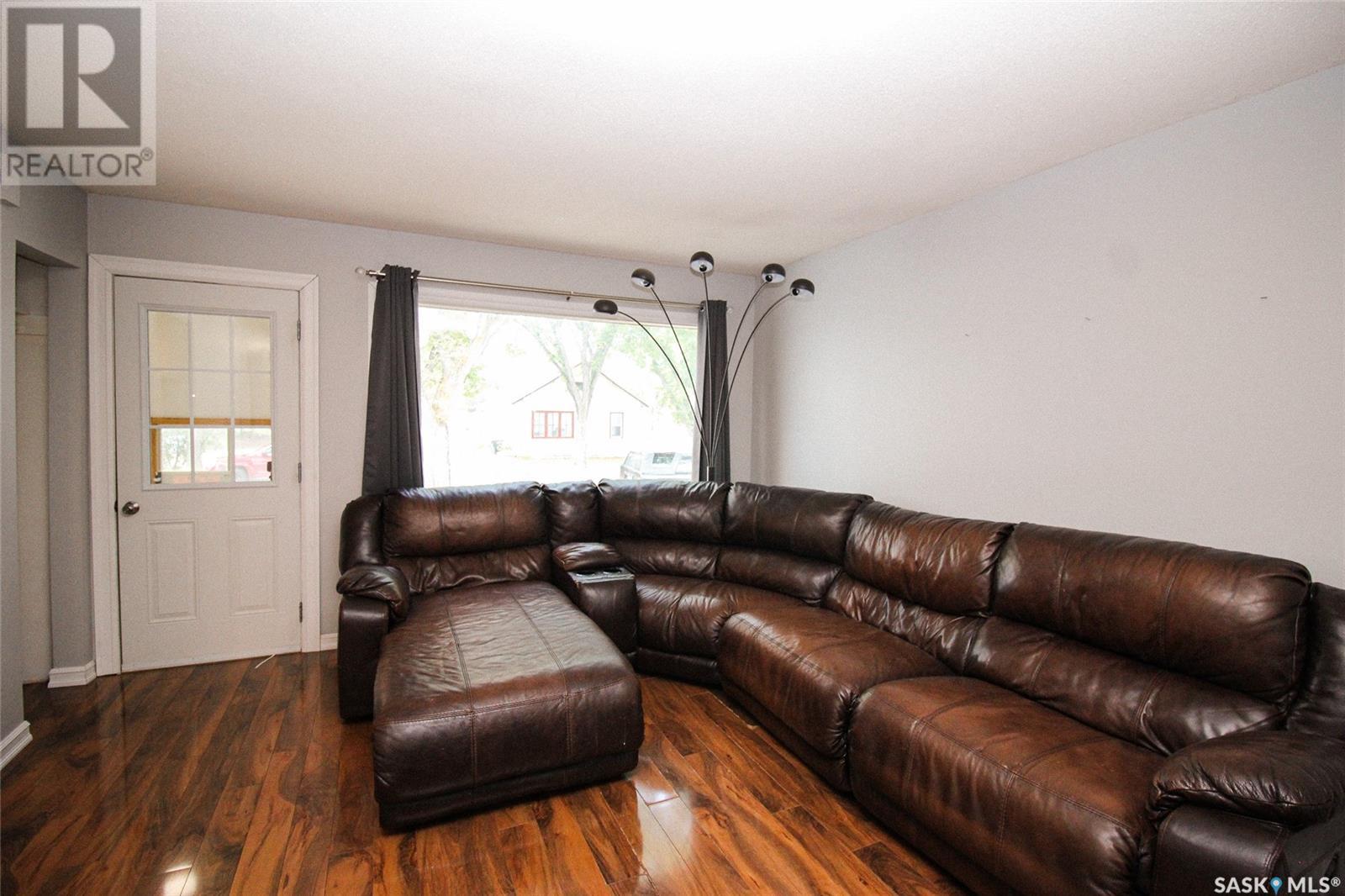 420 1st Street W, Shaunavon, Saskatchewan  S0N 2M0 - Photo 2 - SK003375